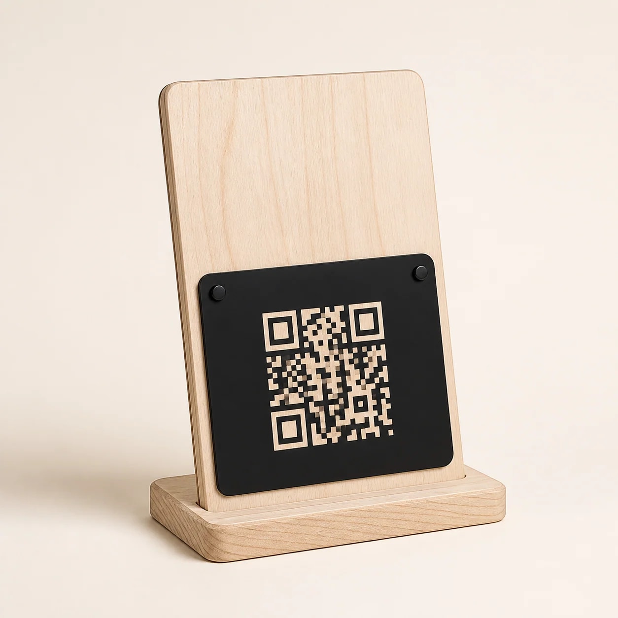 Stolní QR stojánek pro firemní hodnocení – ilustrační fotografie
